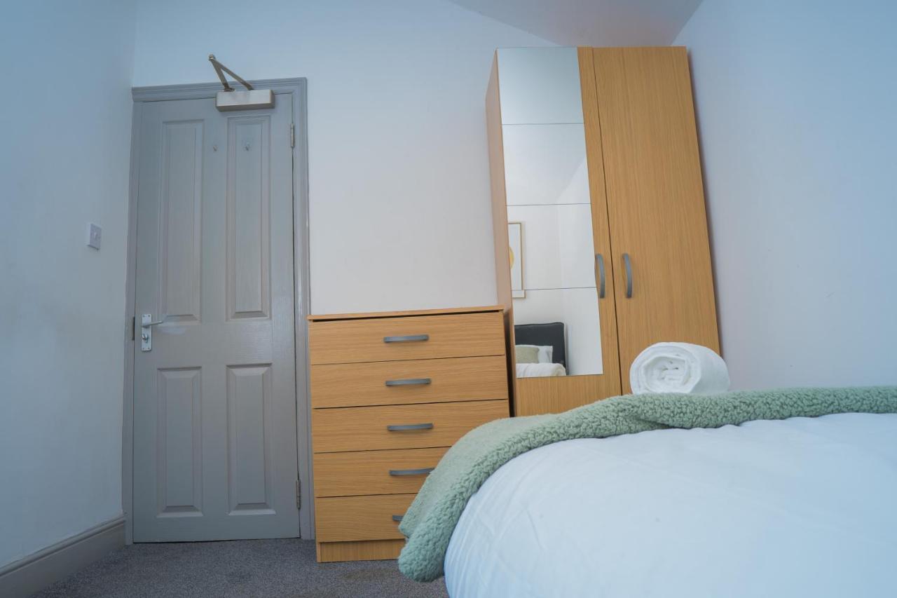The Highfield Villa, 5 Bedrooms, Northampton Centre, Sleeps 10 Esterno foto