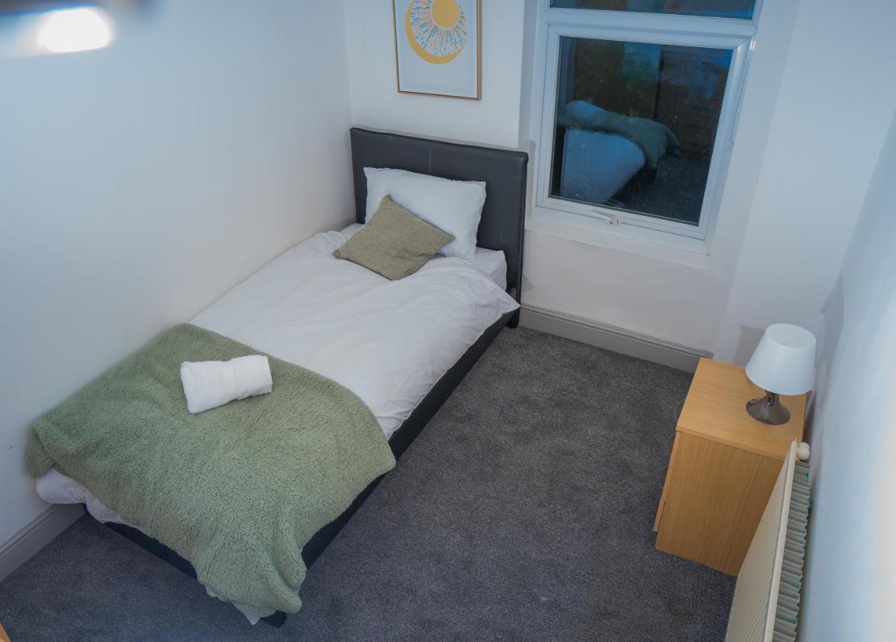 The Highfield Villa, 5 Bedrooms, Northampton Centre, Sleeps 10 Esterno foto