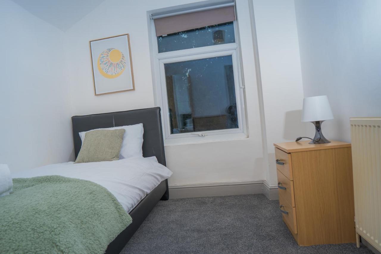 The Highfield Villa, 5 Bedrooms, Northampton Centre, Sleeps 10 Esterno foto