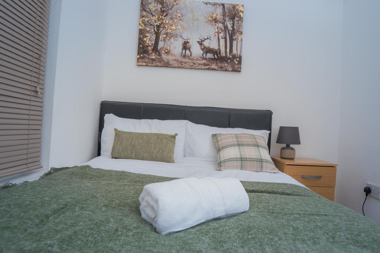 The Highfield Villa, 5 Bedrooms, Northampton Centre, Sleeps 10 Esterno foto
