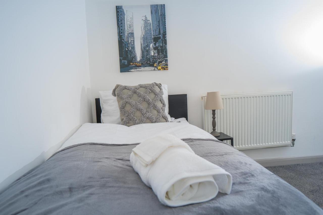 The Highfield Villa, 5 Bedrooms, Northampton Centre, Sleeps 10 Esterno foto