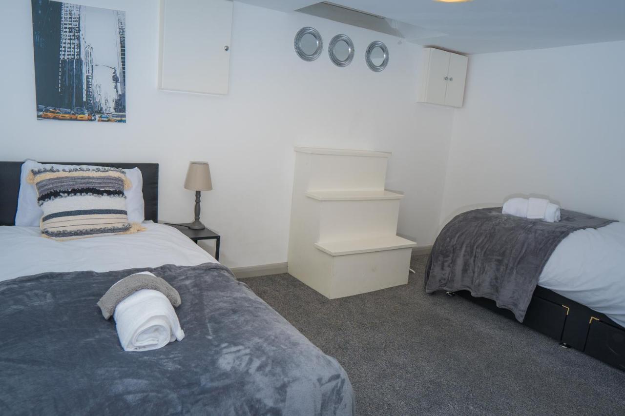 The Highfield Villa, 5 Bedrooms, Northampton Centre, Sleeps 10 Esterno foto